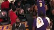 Anthony Davis et Dwight Howard s'embrouillent sur le banc des Lakers