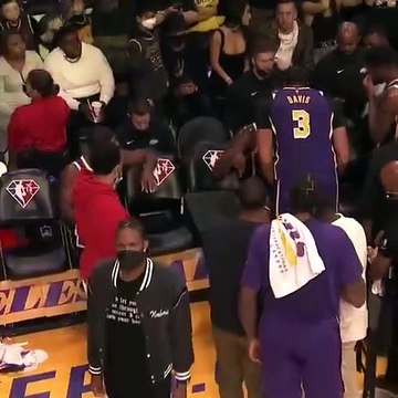 Anthony Davis et Dwight Howard s'embrouillent sur le banc des Lakers