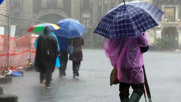 Nubifragio su Catania, la via Etnea come un fiume: i pompieri arrivano col mezzo anfibio