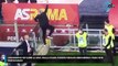 Mourinho se sube a una valla para poder seguir dirigiendo tras ser expulsado