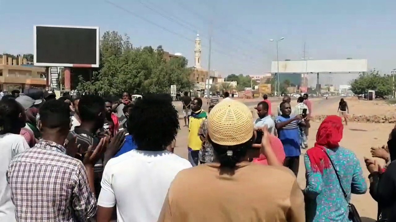 الاحتجاجات متواصلة في السودان ضد "الانقلاب" ورئيس الوزراء بمنزل البرهان