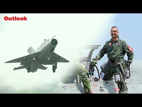 Wing Commander Abhinandan Varthaman Flies MiG-21 With IAF Chief Dhanoa