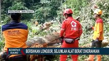 Pasca Longsor di Pekalongan, Petugas Mulai Bersihkan Batang Pohon yang Memutus Akses Jalan