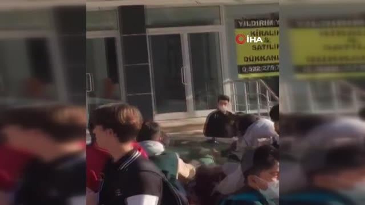 Son Dakika | Liseli öğrencilerin kavgasında ortalık savaş alanına döndü...Kemerli tekmeli kavga kamerada