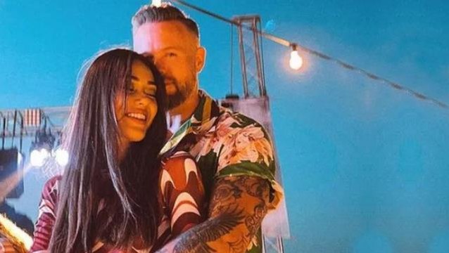 Çalışanlar sesler üzerine gitti! Güzel oyuncu Dilan Çiçek Deniz, sevgilisiyle erkekler tuvaletinde basıldı