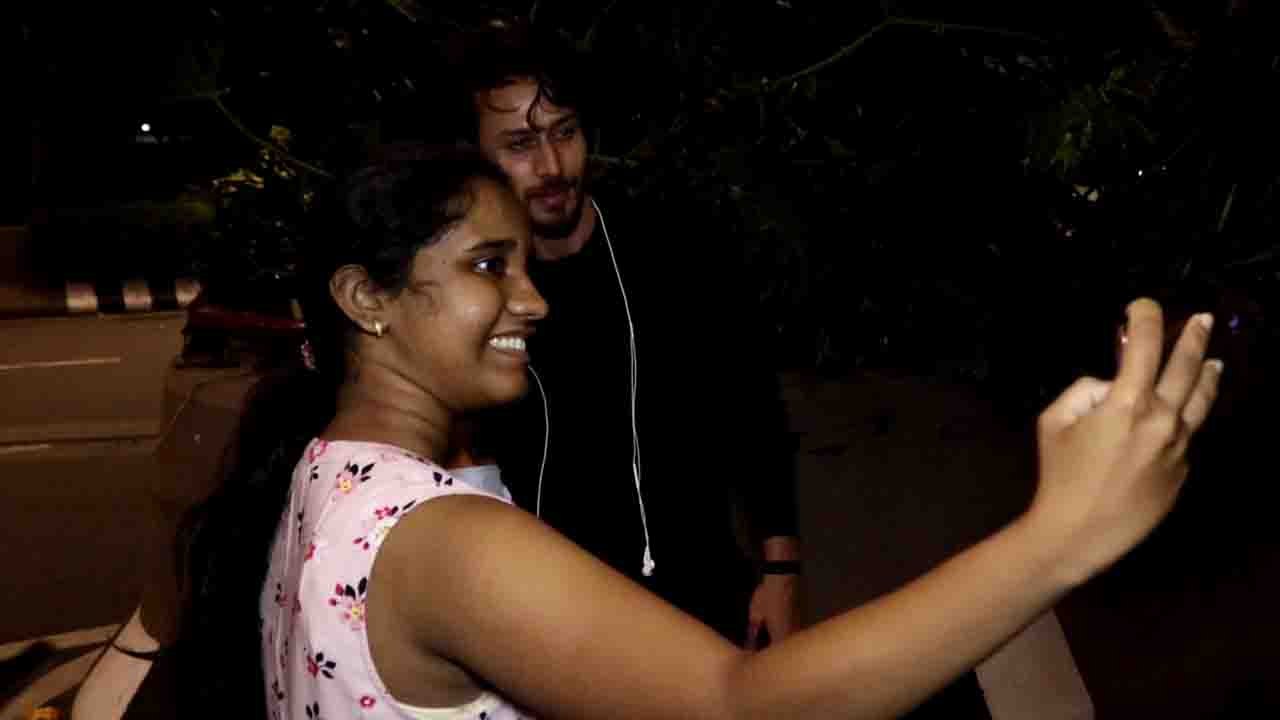 Tiger Shroff को mumbai Airport पर  रोक  Fans ने की ये हरकत | FilmiBeat