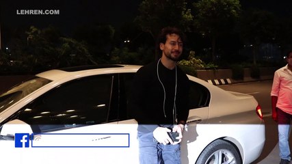 टाइगर श्रॉफ ने एयरपोर्ट पर दिया किलर स्माइल के साथ गजब का रिएक्शन, देखिये पूरा वीडियो