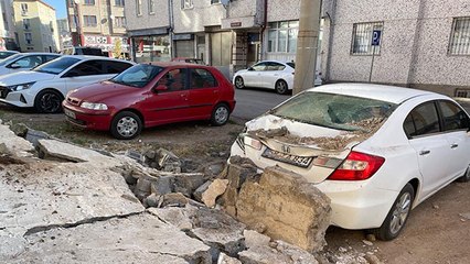 Download Video: İstinat duvarı, park halindeki otomobilin üzerine yıkıldı