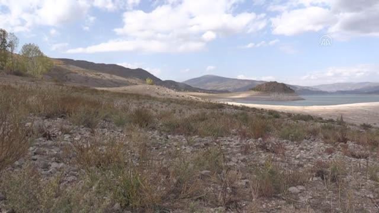 Almus Baraj Gölü çekilince 55 yıl önce su altında kalan köyün kalıntıları ortaya çıktı