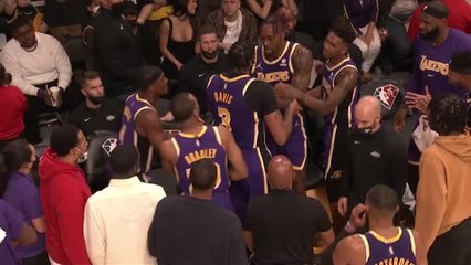 Howard and Davis fight on Lakers bench