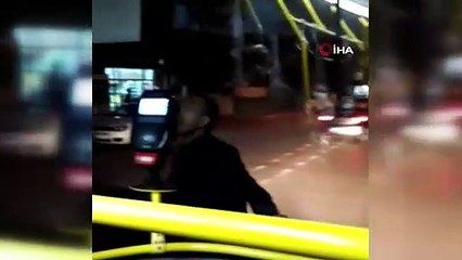 Bursa’da halk otobüsünün camını kıran bıçaklı saldırgan kameralara yansıdı