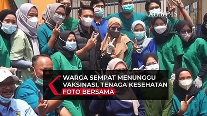 Tenaga Kesehatan Tinggalkan Warga yang Hendak Divaksin untuk Foto Bersama