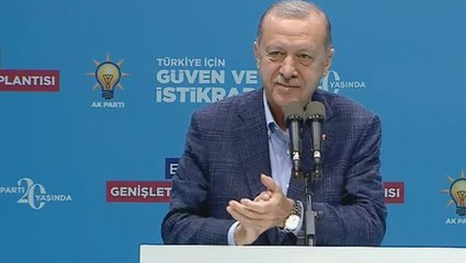 Cumhurbaşkanı Erdoğan, sahneye çıkan çocuğu görünce konuşmasına ara verdi
