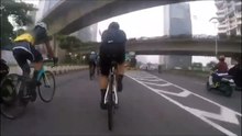 Ce cycliste se fait voler son téléphone par un scooter !