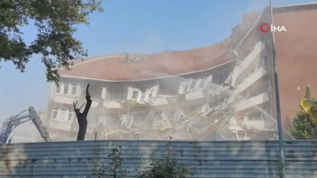 Yıkım kararı alınan hükümet konağı binası, incelemeler sırasında yıkıldı