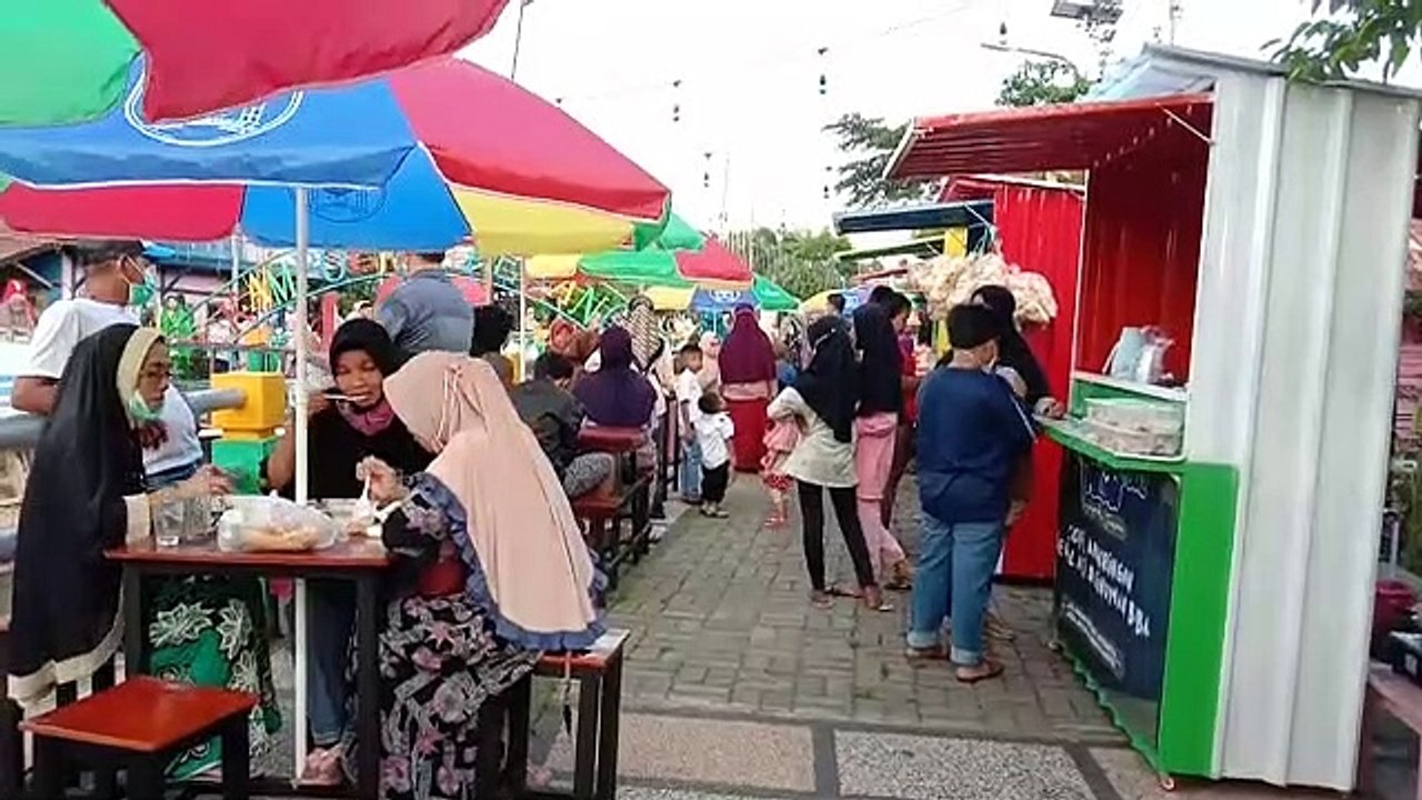 Nikmati Senja di Kampung Pelangi, Zona Kuliner...