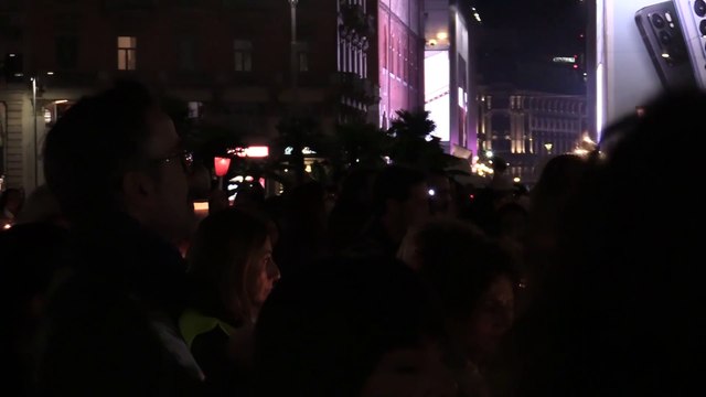 Proteste No Green Pass a Milano, in centinaia recitano il mantra buddista in piazza Duomo