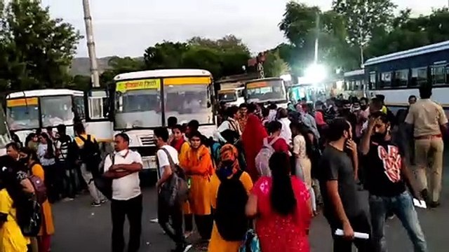 Patwari Exam: पटवारी परीक्षा के बाद सड़कों पर उमड़े परीक्षार्थी