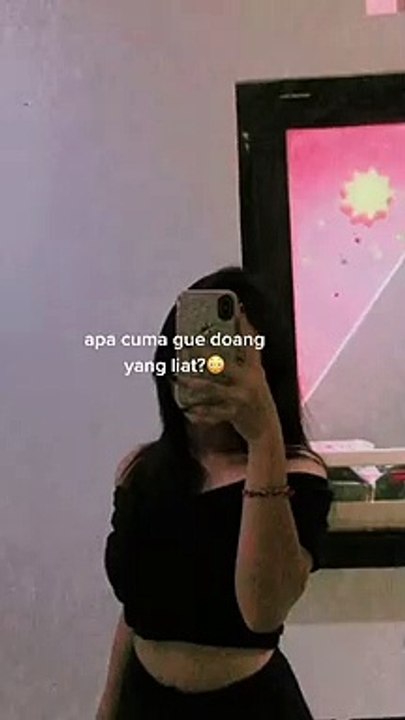 Penampakan tuyul di balakang wanita ini