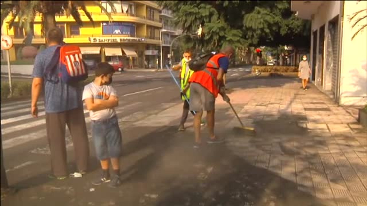 Decenas de voluntarios trabajan en la retirada de la ceniza volcánica de las calles y casas de La Palma