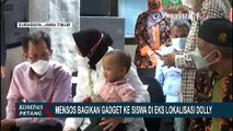 Mensos Risma Bagi-bagi Ratusan Gadget pada Siswa di Eks Lokalisasi Dolly Surabaya
