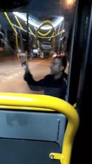HALK OTOBÜSÜNÜN ÖNÜNÜ KESİP, BIÇAKLA CAMINA HASAR VERDİ
