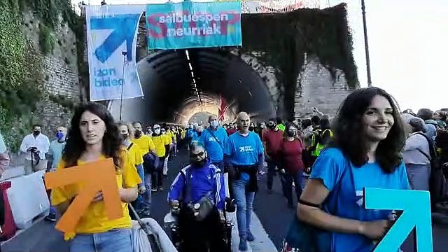 La asociación de víctimas del terrorismo Covite despliega pancartas al paso de la manifestación a favor de los presos en San Sebastián