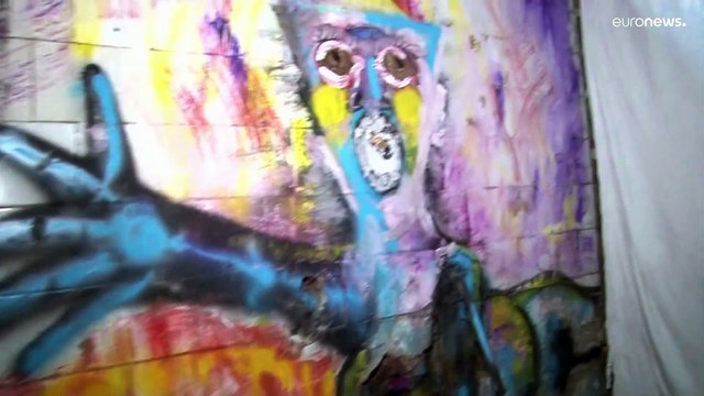 فيديو: ومن الجنون فنون.. حمّامٌ عام في رومانيا يتحول إلى معرض للفن المعاصر