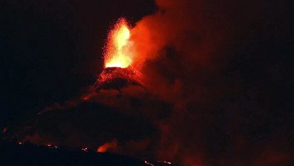 La Palma: le spettacolari immagini del vulcano che continua ad eruttare