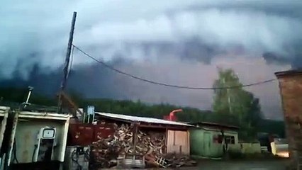 Tải video: Impresionantes imágenes de una tormenta eléctrica en Rusia