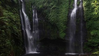 sonido de agua cayendo de una cascada