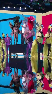 J2US: Η λαμπερή έναρξη του σόου από τον Νίκο Κοκλώνη!