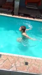 Henrique na Piscina