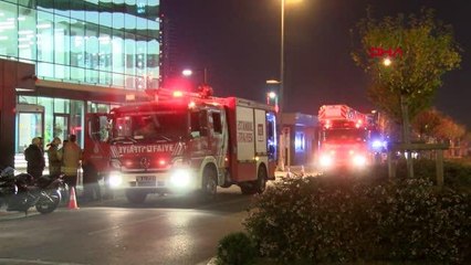 İSTANBUL-ÜMRANİYE'DE CAMLARI TEMİZLEYEN İŞÇİLER 24. KATTA ASMA ASANSÖRDE MAHSUR KALDI