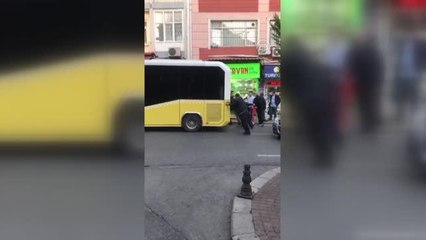 Fatih'te arızalanan İETT otobüsü vatandaşlar tarafından itildi