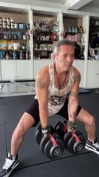 Gear from @bodyengineers ⛽️—Happy Wednesday! —Salut la famille, j’espère que vous allez bien ? Voici mon entraînement Jambes de ce mercredi midi. Bon entraînement! —SAVE This Lower Body Workout1. Jumping Lunges to Squat - 4✖️8reps. (8 squats)2.