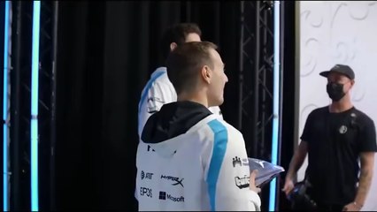 Perkz bromea con los jugadores de DWG KIA antes de su partido