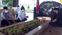 Potret Risma Ziarah Hingga Bersih-Bersih Makam Bung Karno