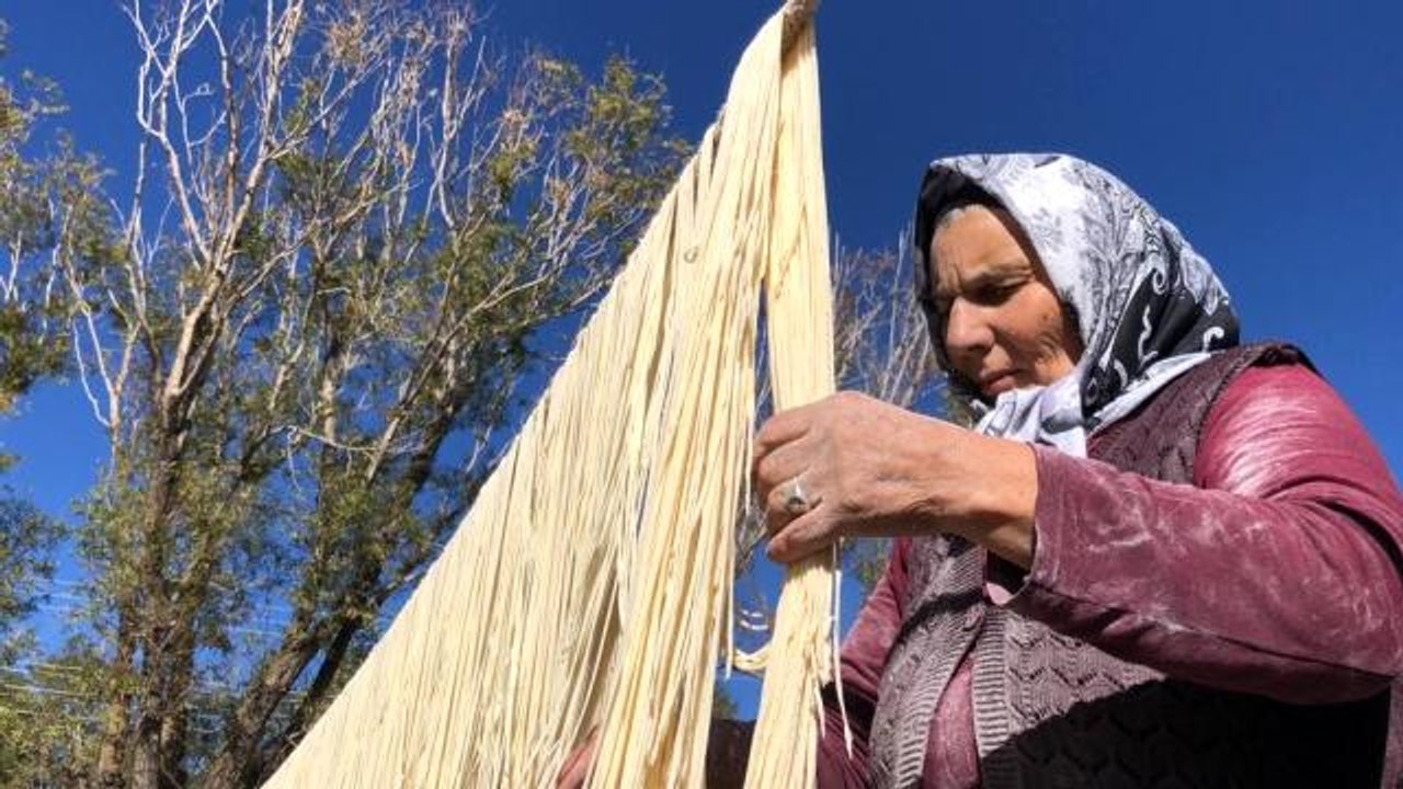Kars'ta kadınlar 'imece' usulü erişte kesiyor