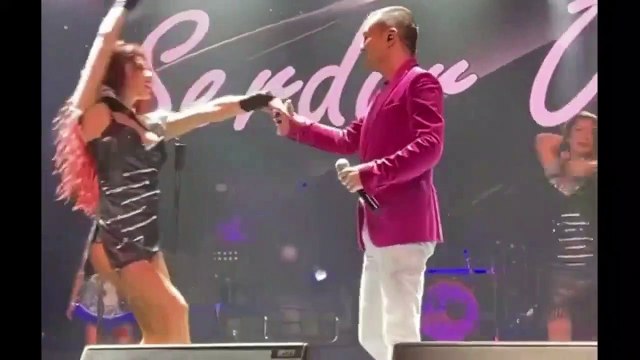 Serdar Ortaç sahnede kendinden geçti! Sarmaş dolaş dans edip...