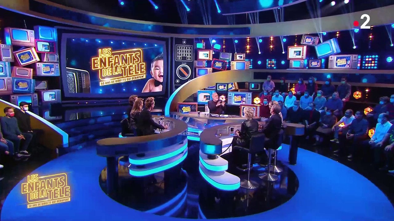 Regardez la chute de Christophe Dechavanne hier soir sur France 2 en entrant sur le plateau de Laurent Ruquier : L'animateur rate une marche et s'étale sur le sol