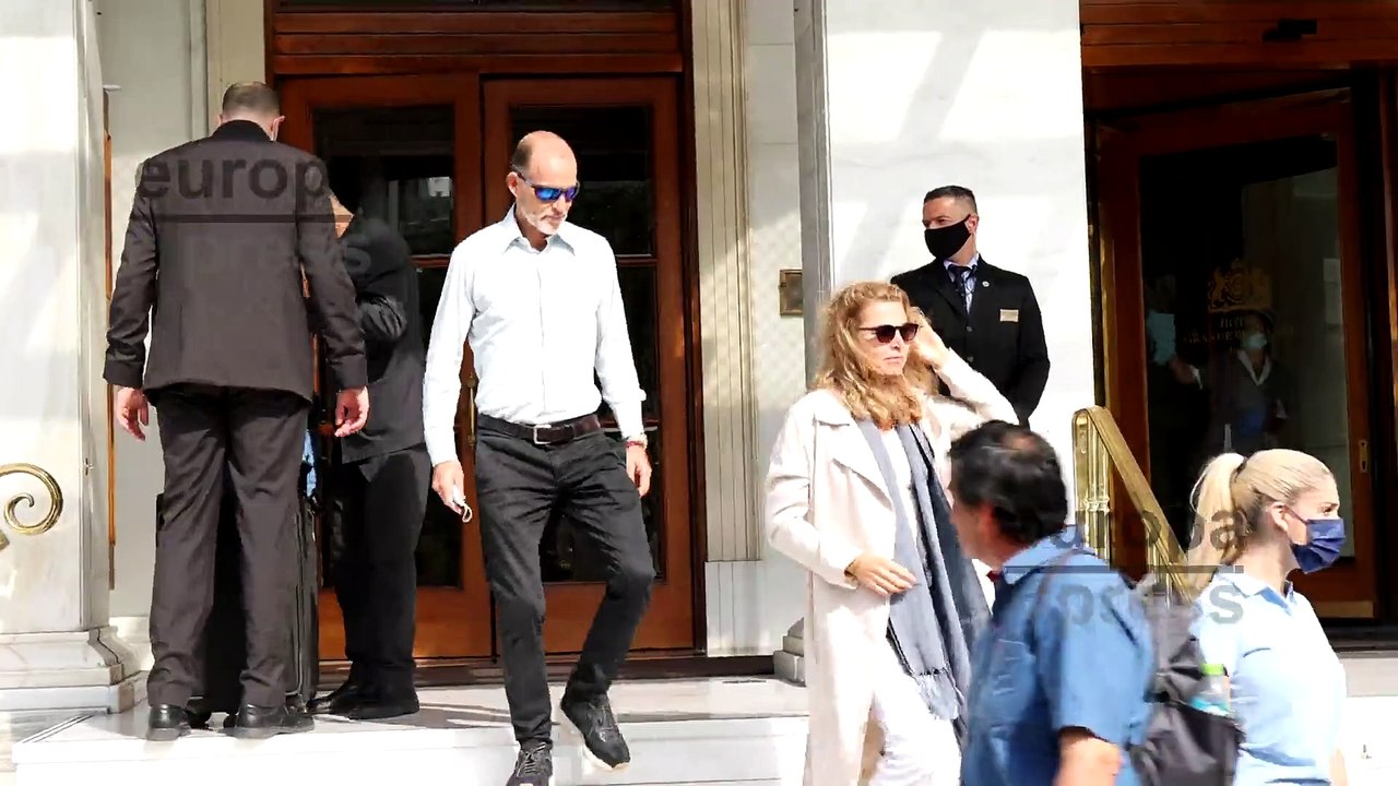 Kyril de Bulgaria sale del hotel acompañado de su pareja, Katharine Butler