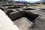 Bitlis Kalesi'ndeki arkeolojik kazılarda sikke ve seramikler bulundu