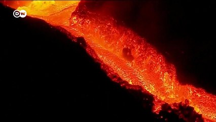 ज्वालामुखी से बही लावा की नदियां