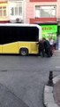 Fatih'te arızalanan İETT otobüsünü vatandaşlar itti