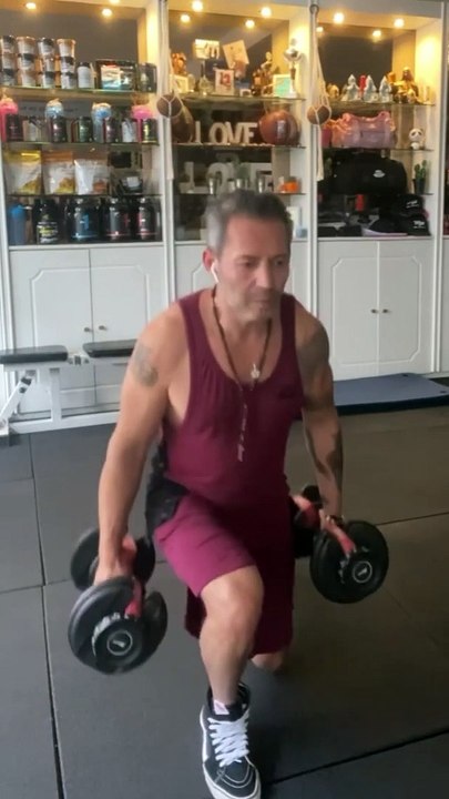 —Gear from @bodyengineers ⛽️—Happy Sunday ! —Salut la famille, j’espère que vous allez bien ? Voici mon entraînement Jambes de ce dimanche fin d’après midi. Bon entraînement! —SAVE This Leg Day1. Lunge Squat Lunge - 10 Lunges Each Leg & 10 Sq