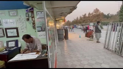 Afganistan'daki zorluklara rağmen küçük hattatlar sanattan vazgeçmiyor