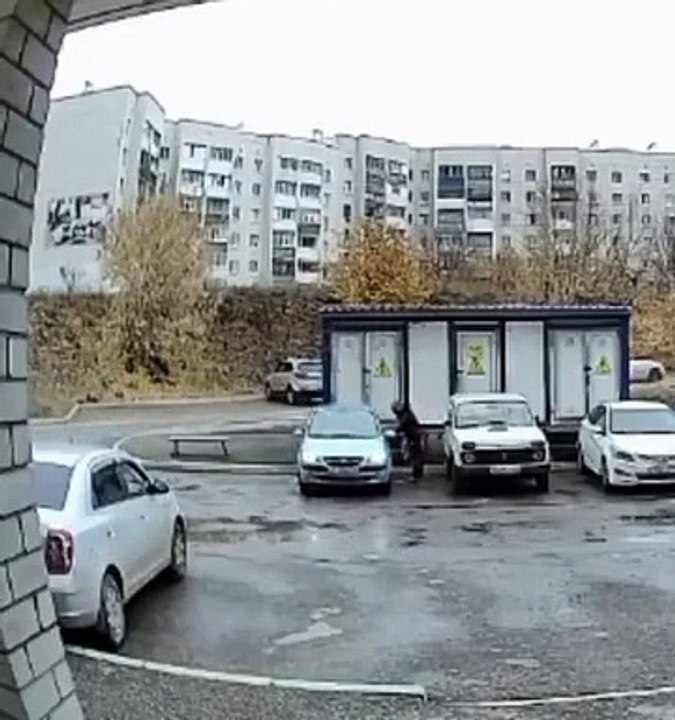 Une femme ivre prend sa voiture mais n'ira pas plus loin que son parking (Russie)