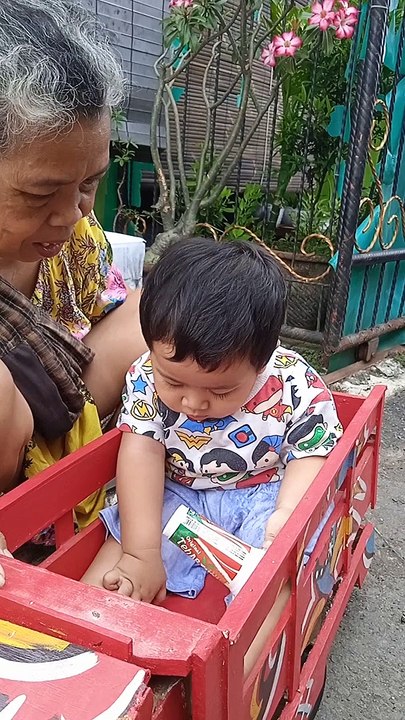 Dede azka bermain truk besar