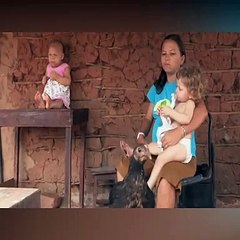 Mulher presa no corpo de uma criança